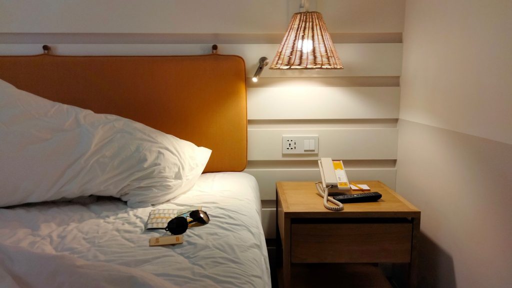 Chambre d'hôtel moderne proposée à la réservation