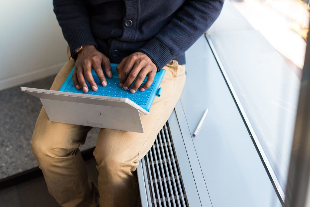 Personne travaillant sur un ordinateur portable sous Windows