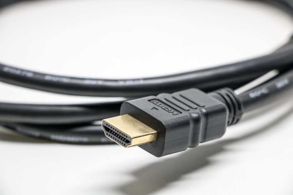 Connectique arrière d'un téléviseur avec ports HDMI et Péritel pour le connecter en Wi-Fi