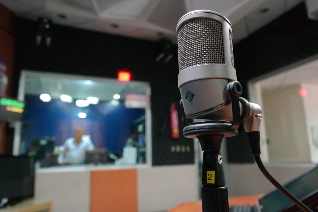 Microphone de studio pour le streaming, au cœur du setup audio