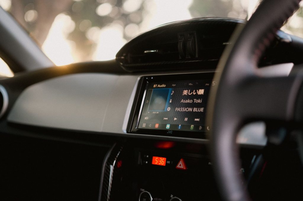 Système audio de voiture lisant de la musique depuis une clé USB