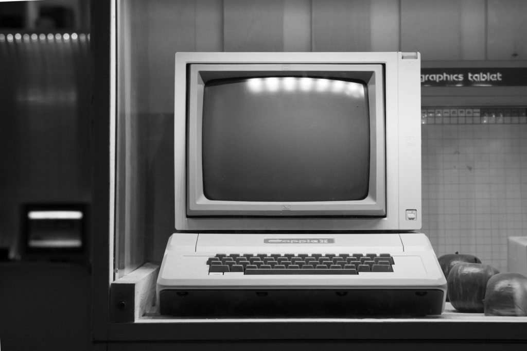 Ordinateur ancien évoquant l&rsquo;histoire de l&rsquo;informatique