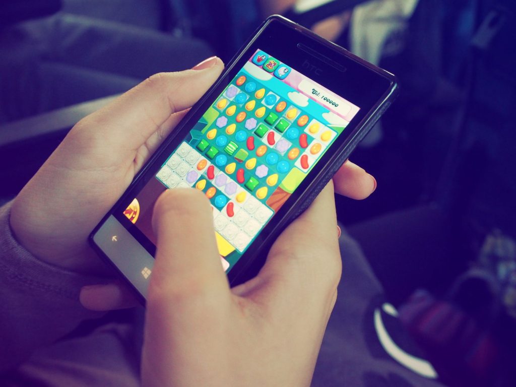 Joueur consultant une partie sur son smartphone