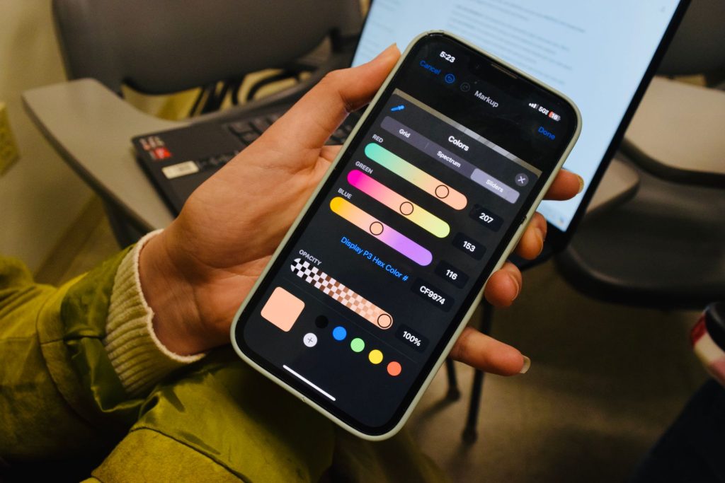 Utilisateur réglant les paramètres d'affichage et de sensibilité tactile de son smartphone