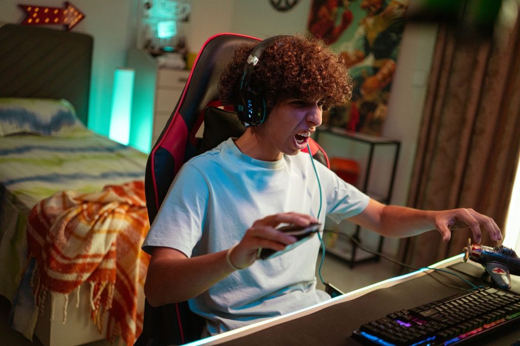 Joueur concentré sur un jeu vidéo coloré