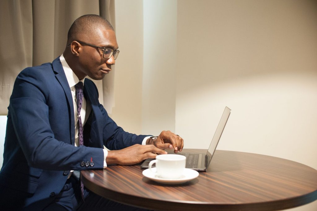 Gestionnaire hôtelier utilisant l'extranet Booking.com sur un ordinateur portable