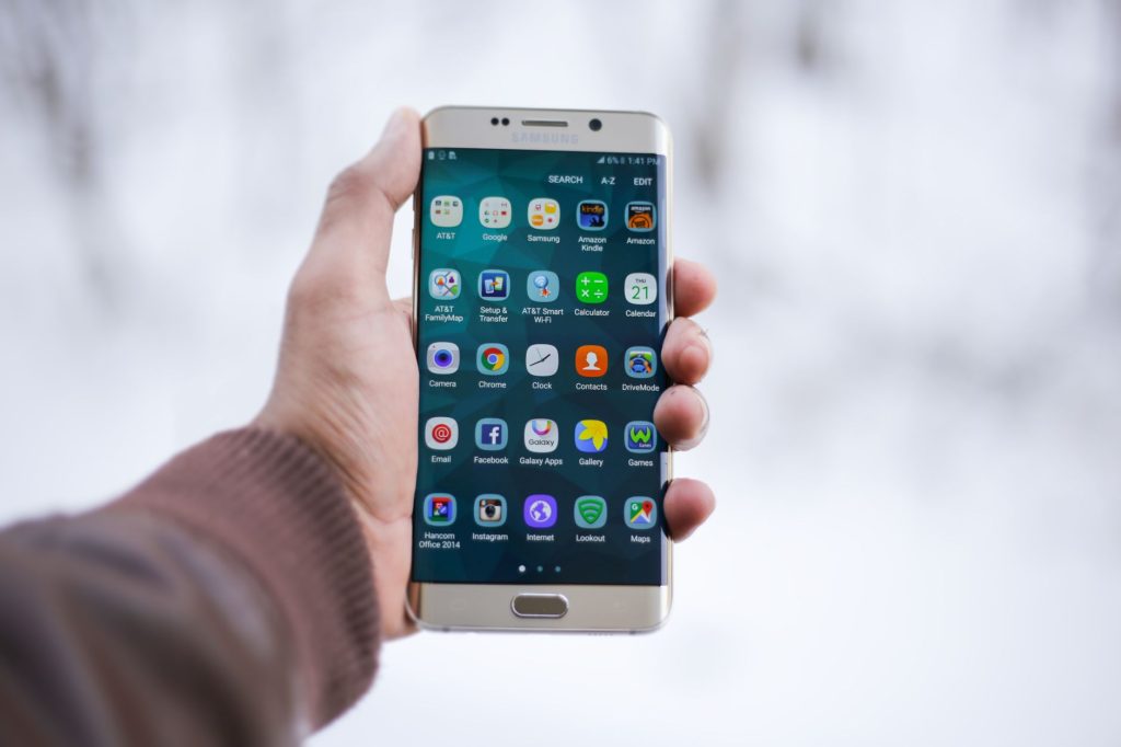 Personne tenant un smartphone Samsung Galaxy dont l'écran tactile ne répond plus