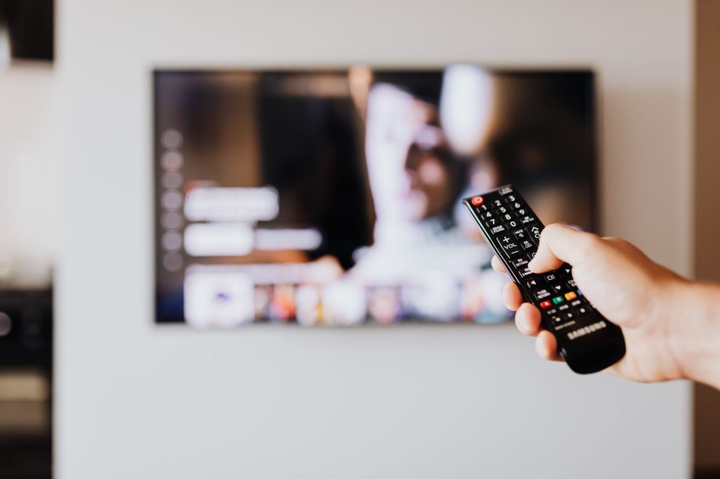 Clé de streaming HDMI branchée pour connecter un téléviseur au Wi-Fi