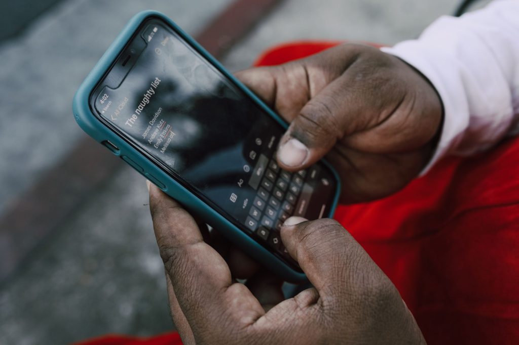 Personne tapant un texte sur l'écran d'un smartphone