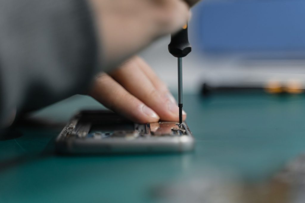 Réparation de l'écran tactile d'un smartphone par un technicien