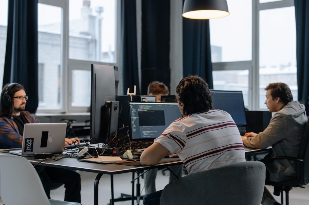 Équipe utilisant un logiciel SIRH au bureau