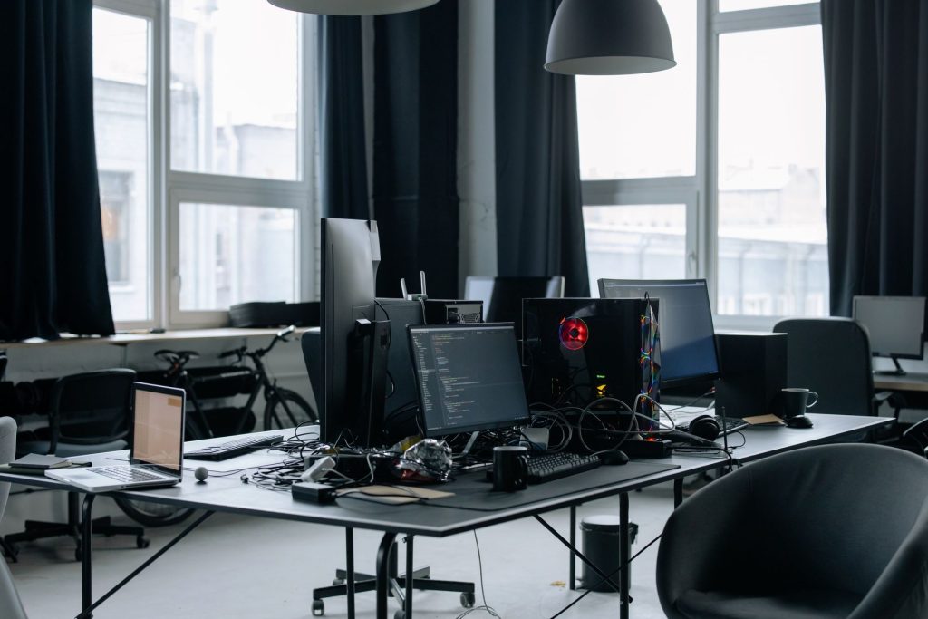 Poste de travail informatique installé sur un bureau