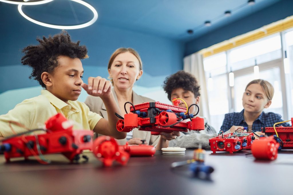 Robot pédagogique utilisé dans un contexte éducatif et technologique