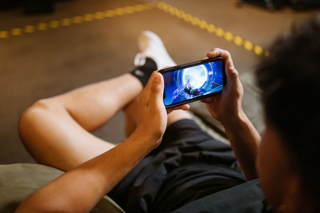 Personne jouant à un jeu sur smartphone