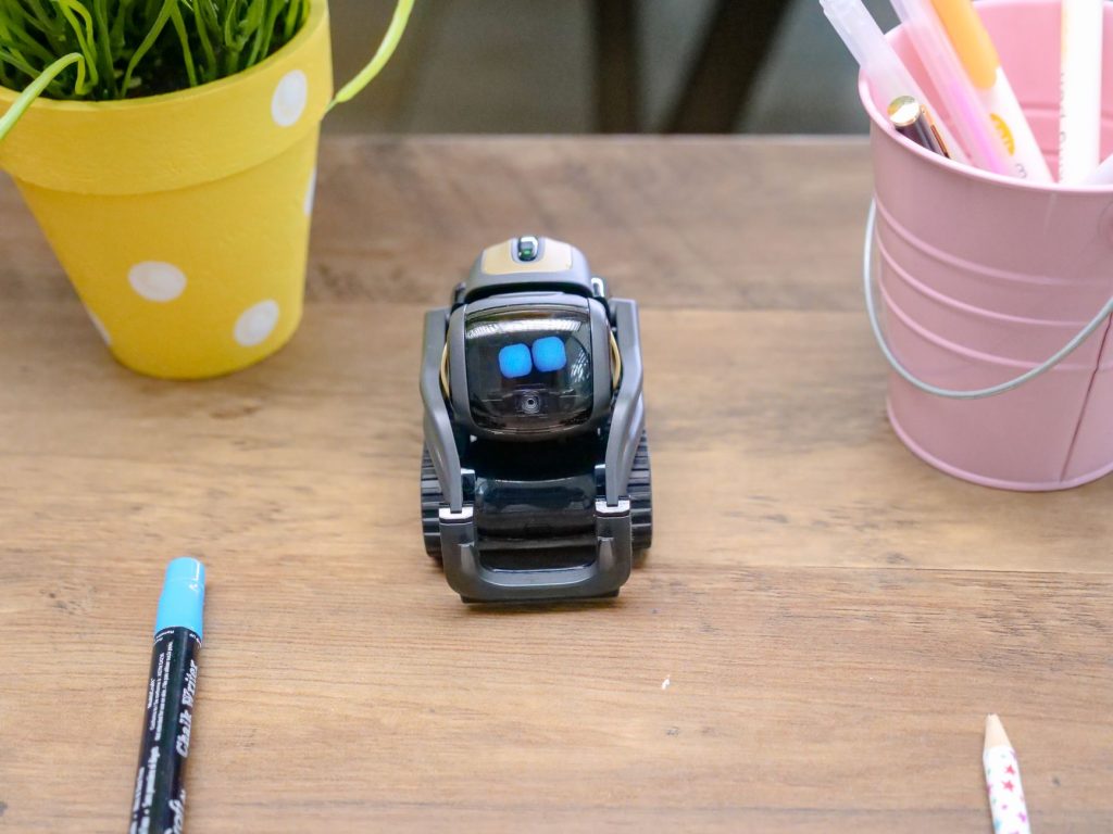 Robot humanoïde social accueillant des visiteurs dans un espace public