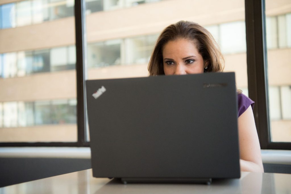 Personne travaillant sur un ordinateur portable dans un bureau lumineux