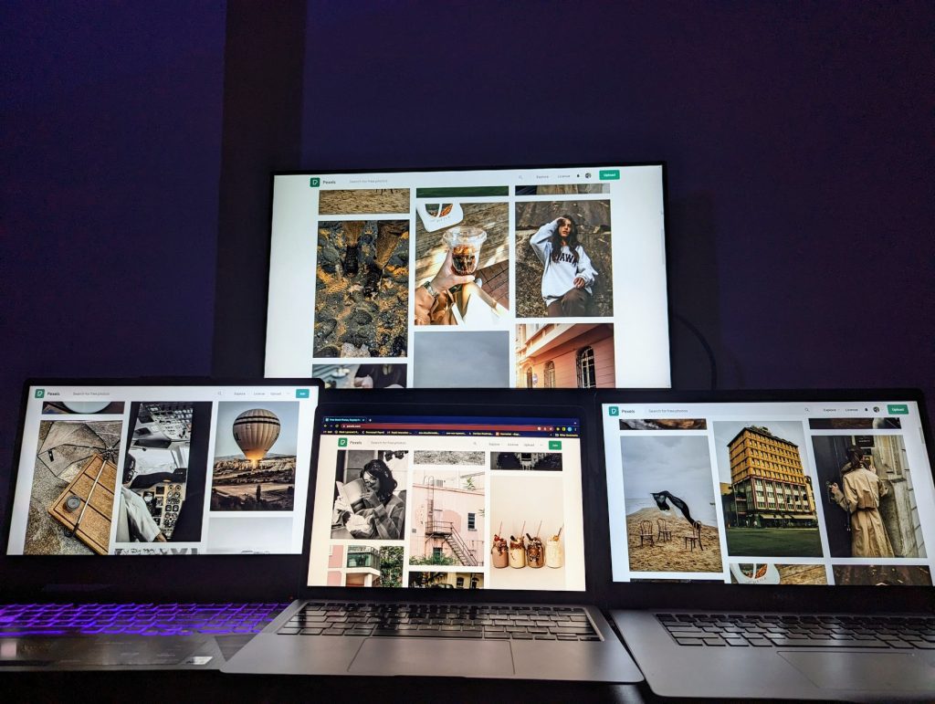 Écran d'un PC portable 14 pouces allumé