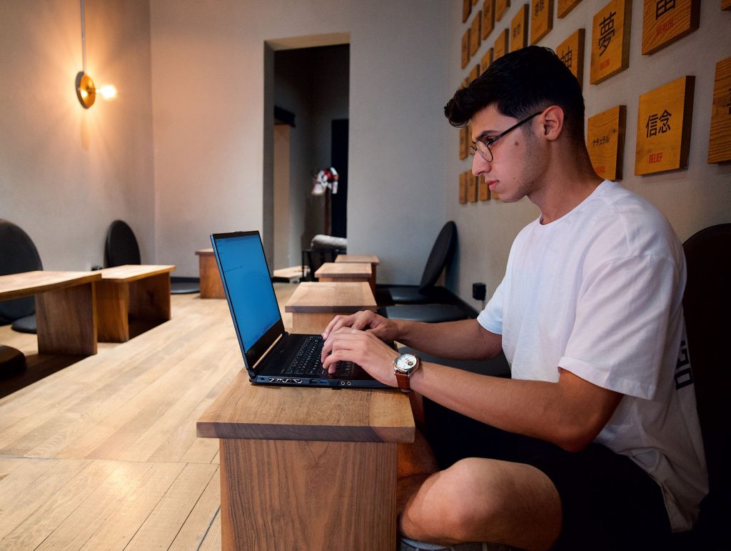 Etudiant utilisant un ordinateur portable achete en promotion