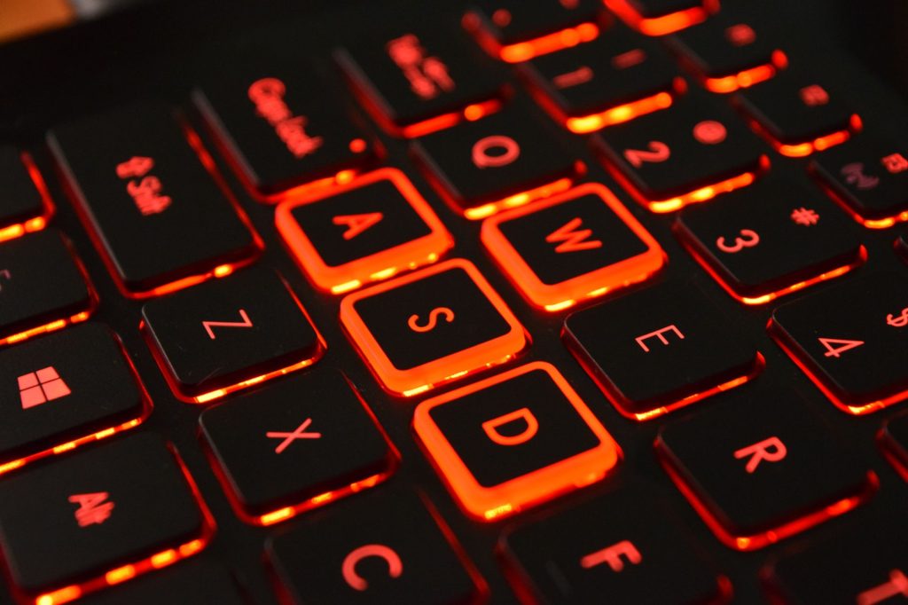 Clavier retroeclaire RGB d un PC portable gamer 18 pouces