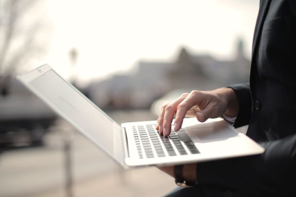 Utilisateur comparant les caractéristiques de plusieurs PC portables