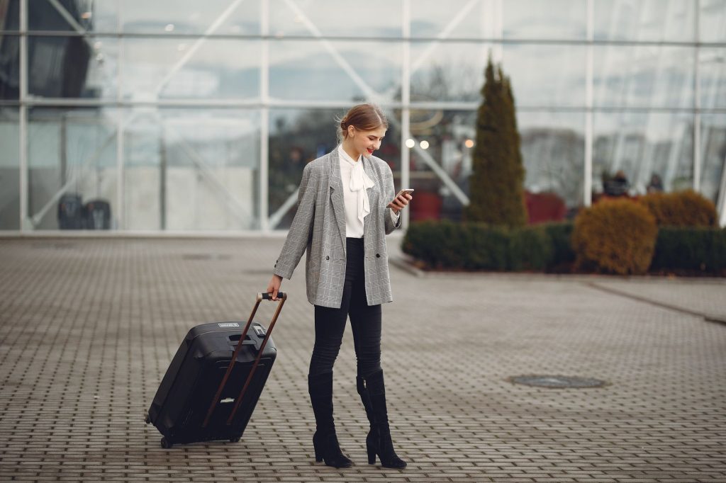 Voyageur utilisant une application de traduction sur son smartphone