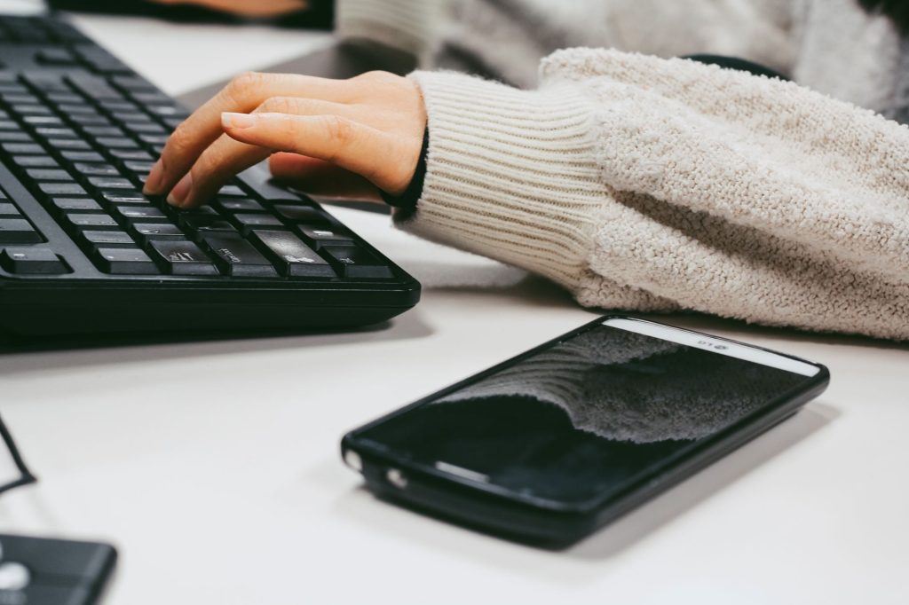 Personne utilisant une application de traduction sur l'écran de son smartphone
