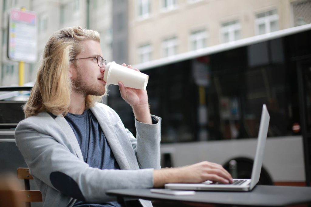 Personne travaillant sur un ordinateur portable en mobilité