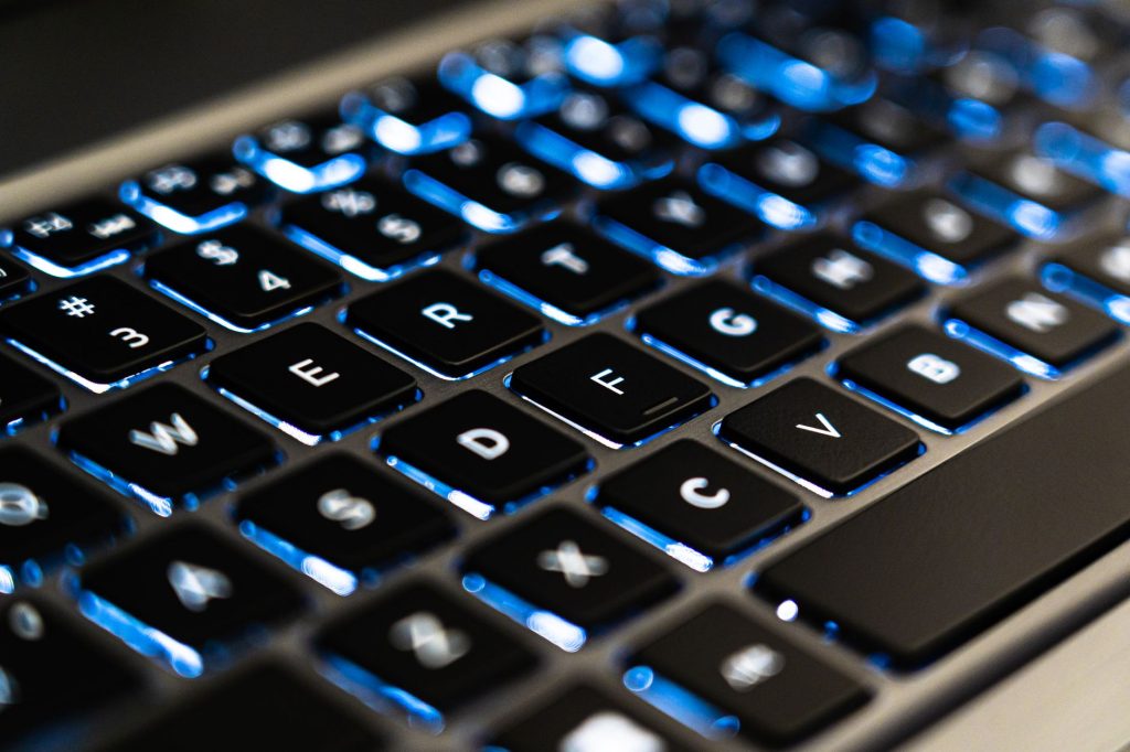 Clavier rétroéclairé d’un PC portable Asus posé sur un bureau