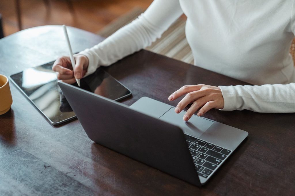 PC portable convertible 2-en-1 ouvert sur un bureau