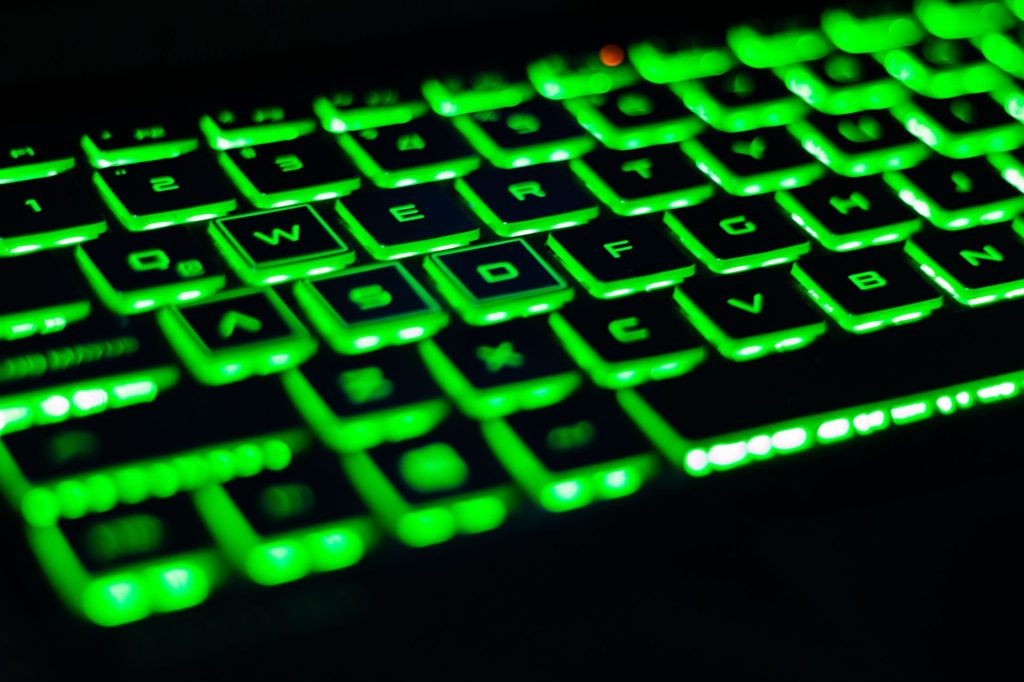 Clavier rétroéclairé d'un PC portable gamer sur un bureau sombre