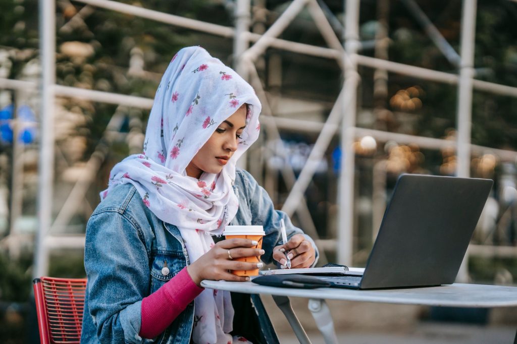Personne utilisant un PC portable 14 pouces dans un café