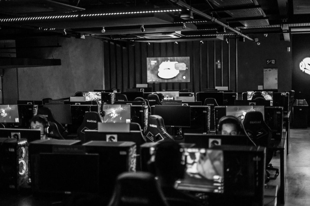 Scène de jeu vidéo colorée affichée sur un écran
