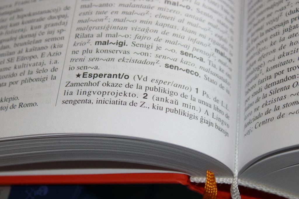 Dictionnaire ouvert illustrant la traduction français-anglais