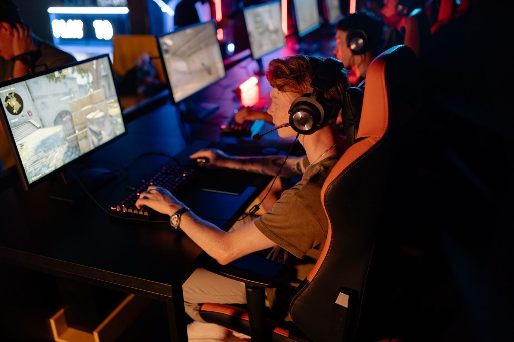 Joueur devant un PC portable gamer en pleine partie